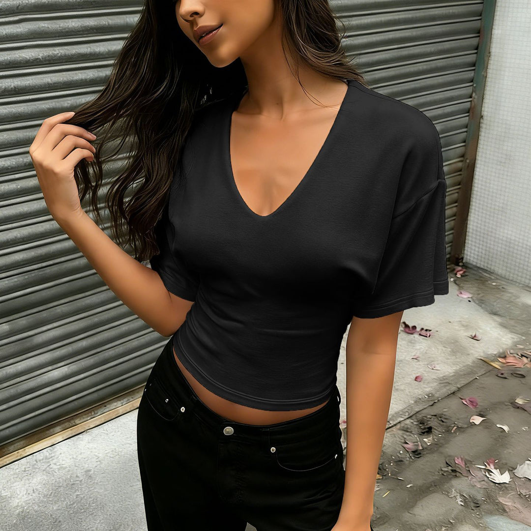 Damer avslappnad Cropped T-shirt med V-ringning och oversized ärmar Mirla-Eva Jonsson