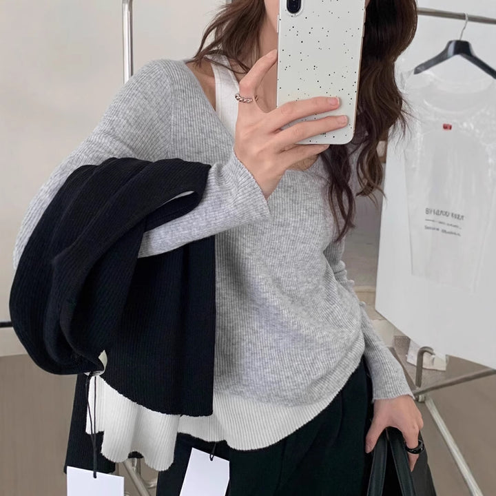 Damer avslappnad V-ringad stickad tröja med kontrasterande fåll Mirla-Eva Jonsson