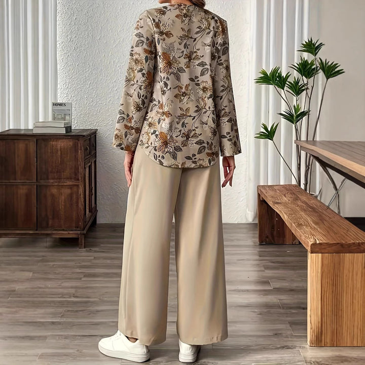 Damer avslappnad blus med blommigt mönster och vida byxor Mirla-Eva Jonsson
