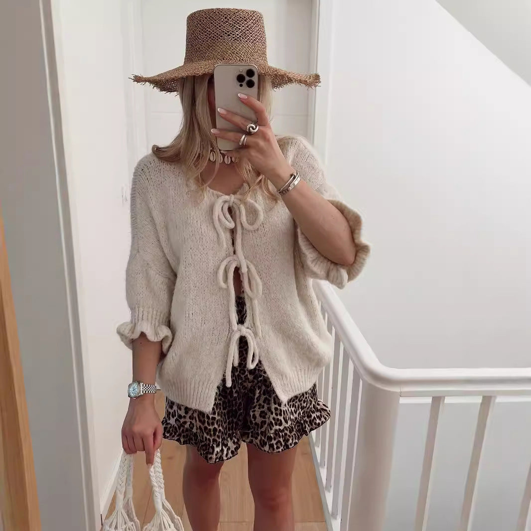 Damer avslappnad cardigan med lekfulla snördetaljer och korta ärmar Mirla-Eva Jonsson