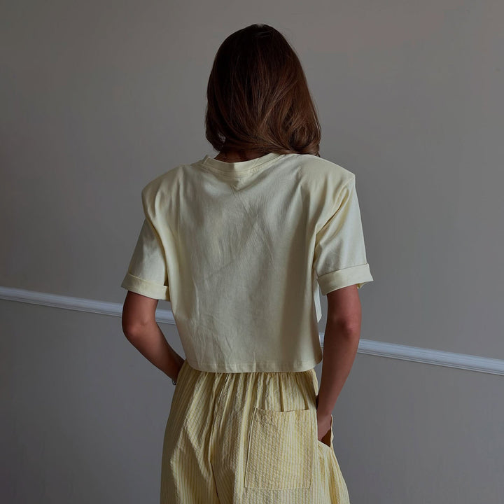 Damer avslappnad cropped T-shirt med kreativ text Mirla-Eva Jonsson