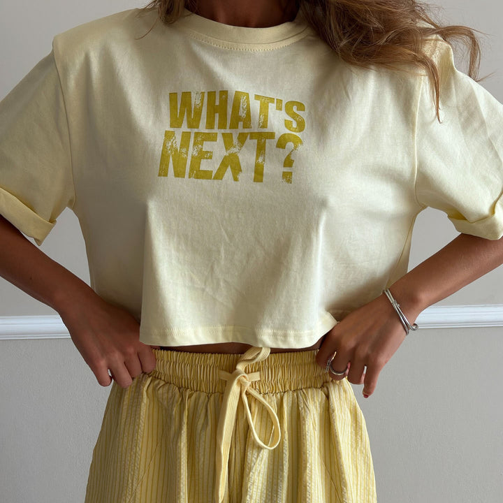Damer avslappnad cropped T-shirt med kreativ text Mirla-Eva Jonsson