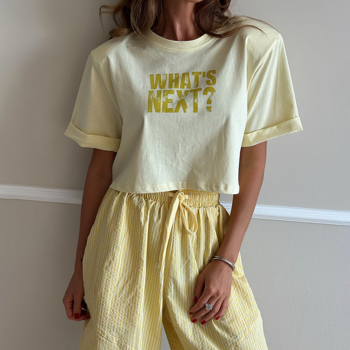 Damer avslappnad cropped T-shirt med kreativ text Mirla-Eva Jonsson
