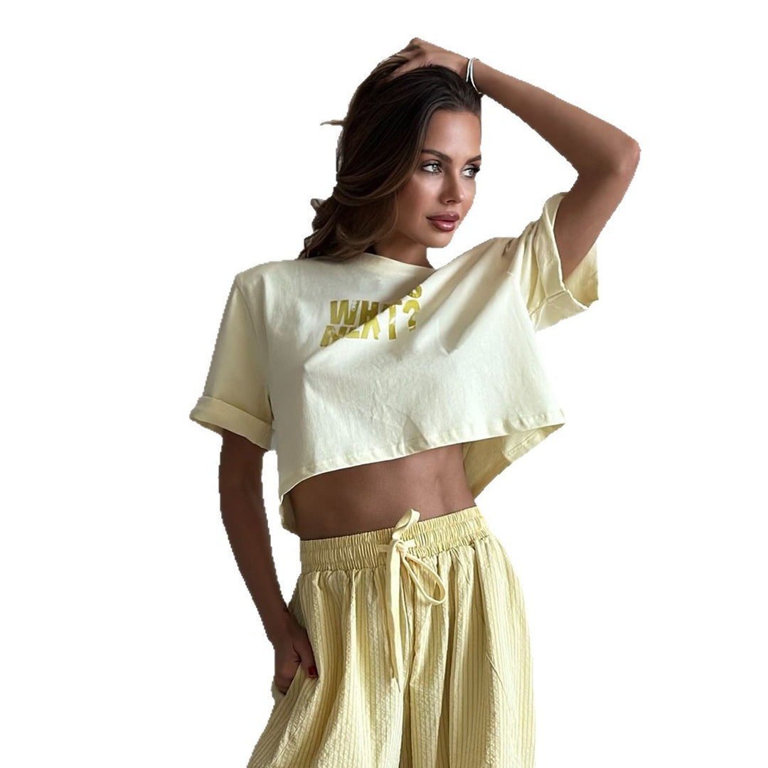 Damer avslappnad cropped T-shirt med kreativ text Mirla-Eva Jonsson
