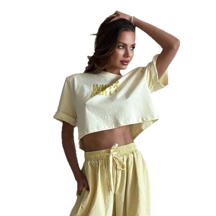 Damer avslappnad cropped T-shirt med kreativ text Mirla-Eva Jonsson
