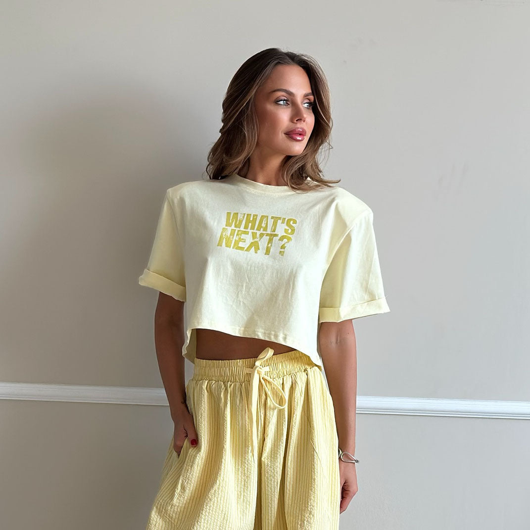 Damer avslappnad cropped T-shirt med kreativ text Mirla-Eva Jonsson
