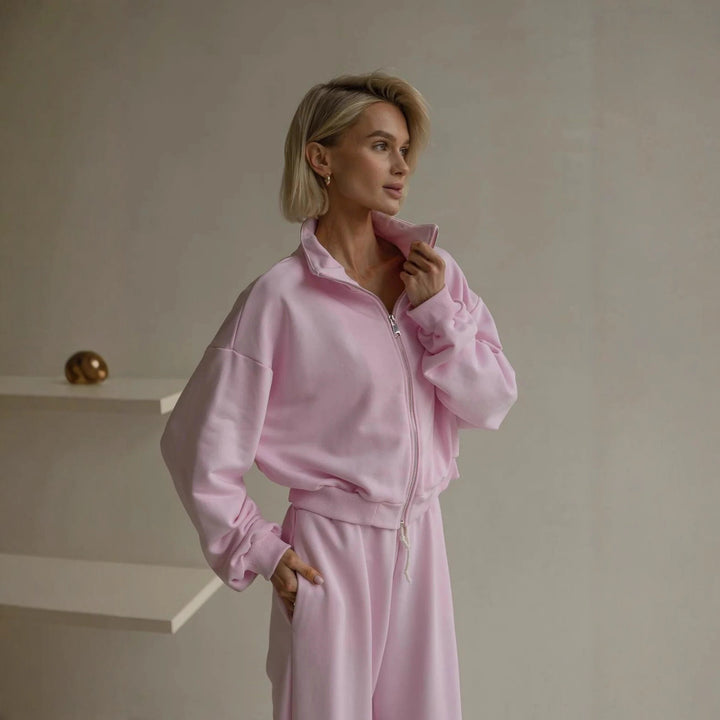 Damer avslappnad fritids-set med croppad huva jacka och vid byxa Mirla-Eva Jonsson