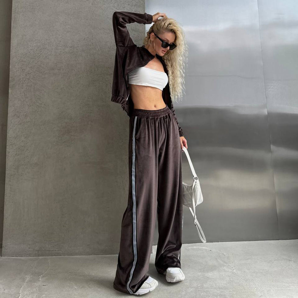 Damer avslappnad fritidsdräkt med elegant sammet material och kontrasterande sidostrecken Mirla-Eva Jonsson