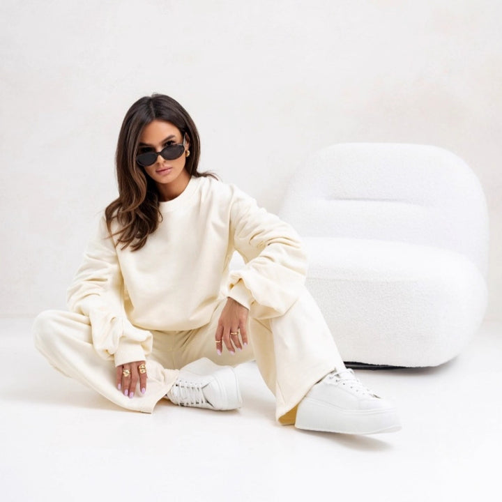 Damer avslappnad fritidsdräkt med vida byxor och en oversized sweatshirt Eva Jonsson-Eva Jonsson