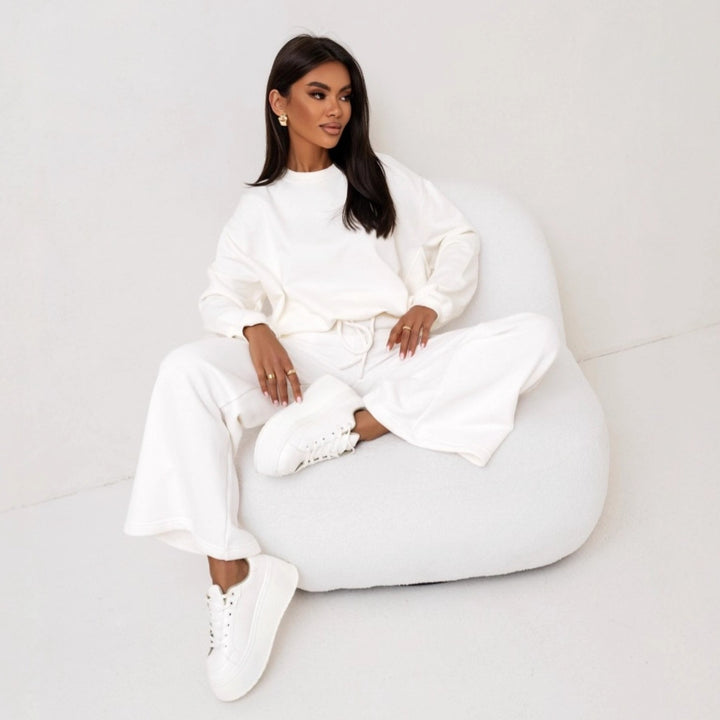 Damer avslappnad fritidsdräkt med vida byxor och en oversized sweatshirt Eva Jonsson-Eva Jonsson
