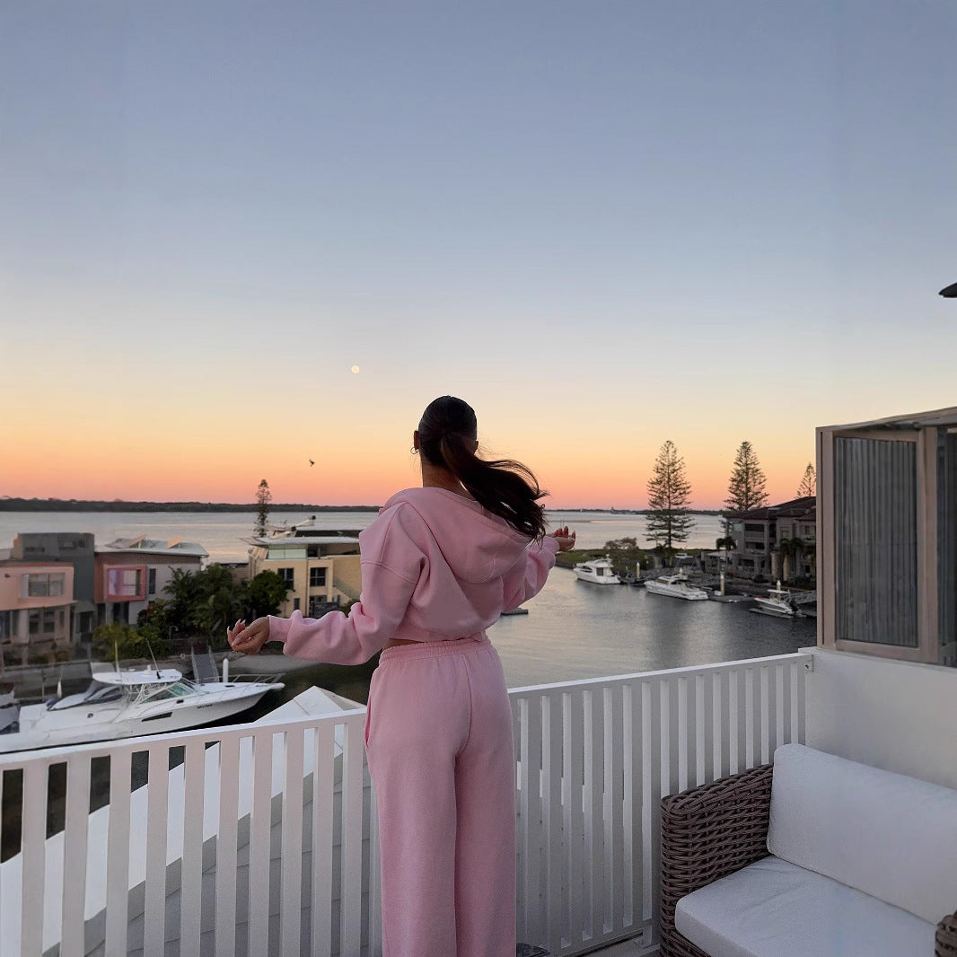Damer avslappnad hooded sweat-set med cropped jacka och vida joggbyxor Mirla-Eva Jonsson