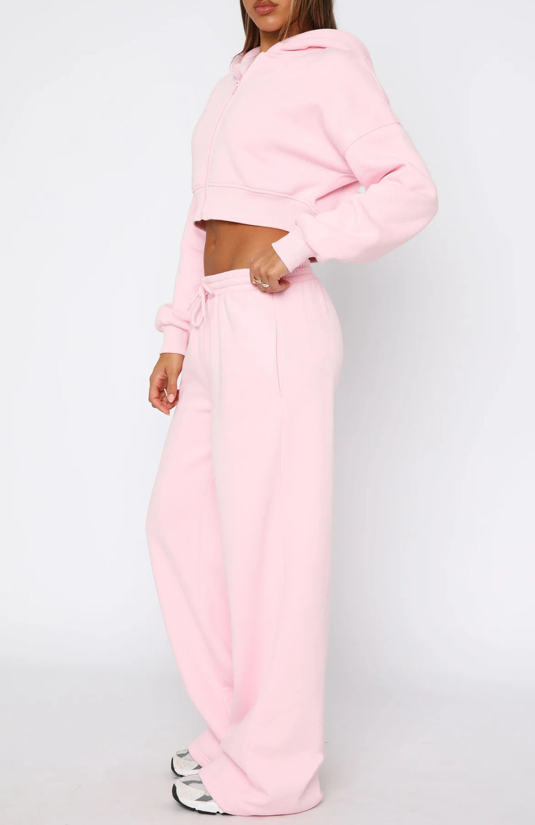 Damer avslappnad hooded sweat-set med cropped jacka och vida joggbyxor Mirla-Eva Jonsson