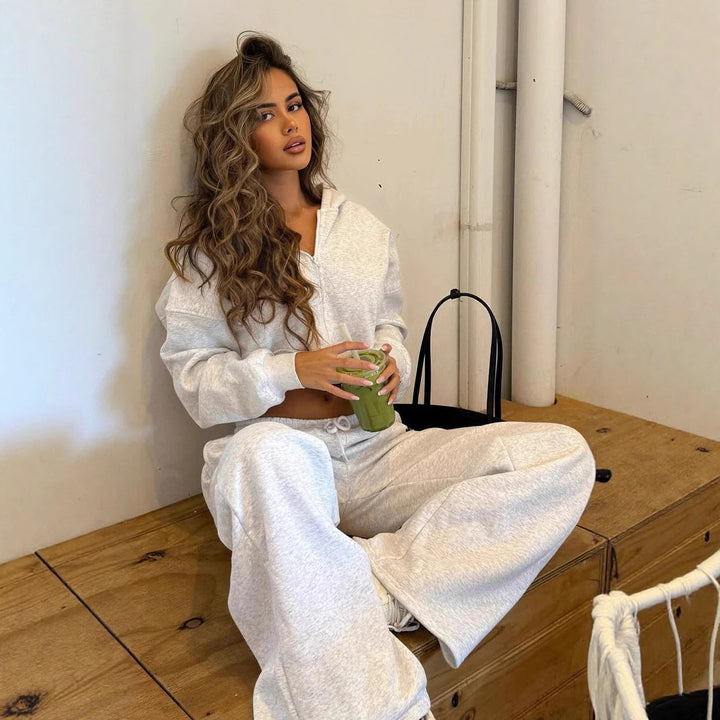 Damer avslappnad hooded sweat-set med cropped jacka och vida joggbyxor Mirla-Eva Jonsson