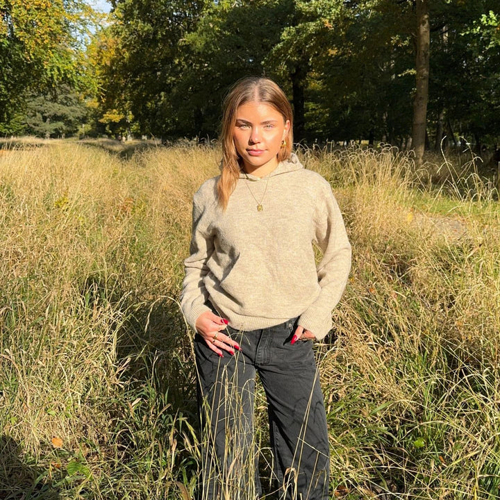 Damer avslappnad hoodie med praktisk känguruficka och elastiska muddar Mirla-Eva Jonsson