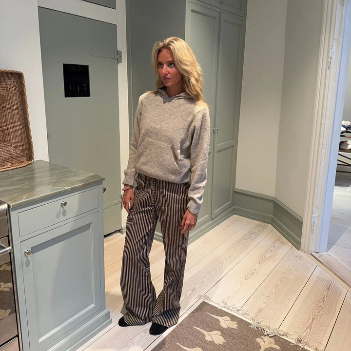 Damer avslappnad hoodie med praktisk känguruficka och elastiska muddar Mirla-Eva Jonsson