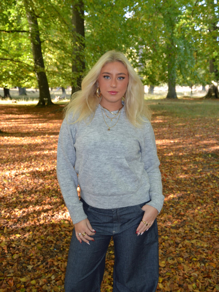 Damer avslappnad hoodie med praktisk känguruficka och elastiska muddar Mirla-Eva Jonsson