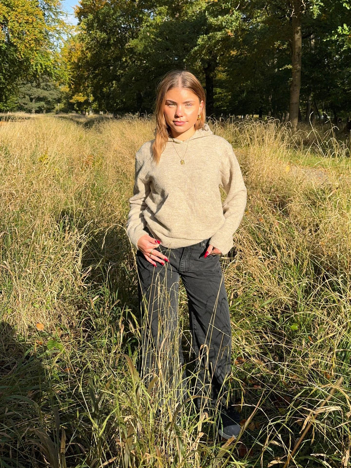Damer avslappnad hoodie med praktisk känguruficka och elastiska muddar Mirla-Eva Jonsson