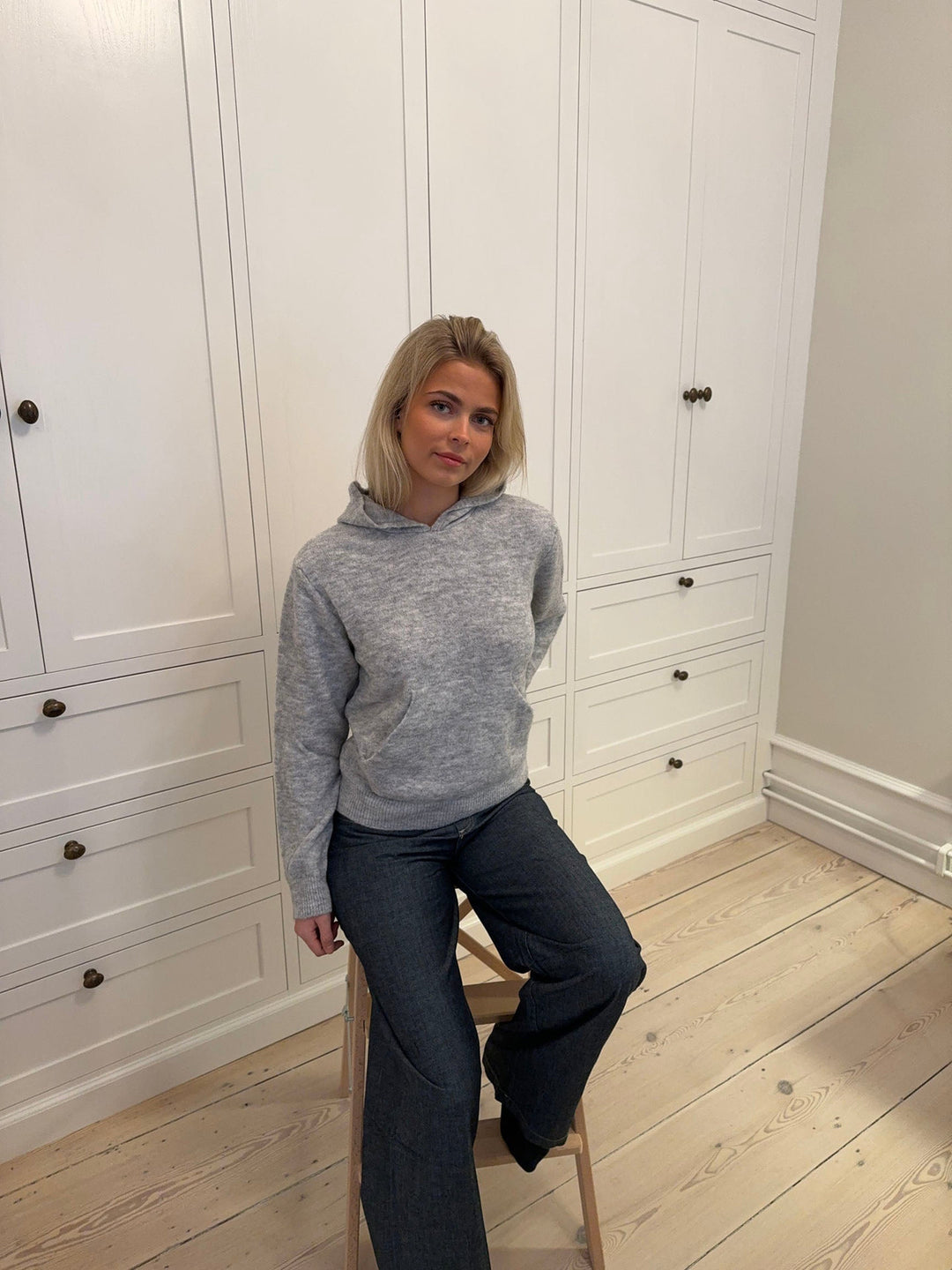 Damer avslappnad hoodie med praktisk känguruficka och elastiska muddar Mirla-Eva Jonsson