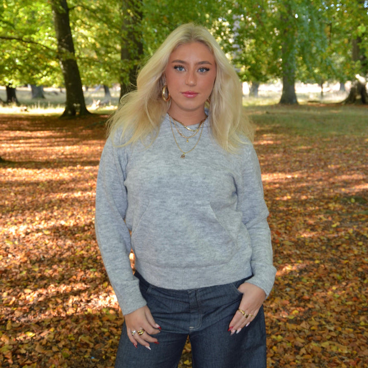 Damer avslappnad hoodie med praktisk känguruficka och elastiska muddar Mirla-Eva Jonsson