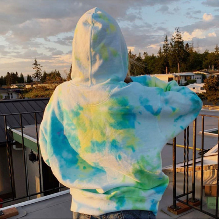 Damer avslappnad hoodie med unik batikdesign Mirla-Eva Jonsson