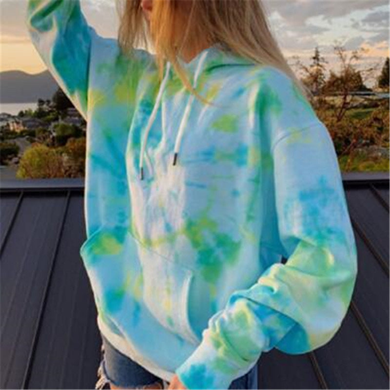 Damer avslappnad hoodie med unik batikdesign Mirla-Eva Jonsson