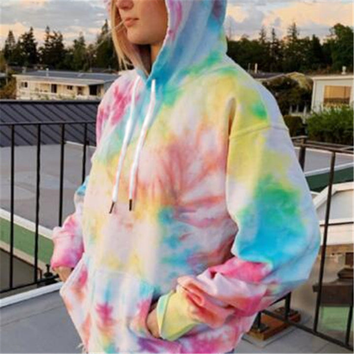 Damer avslappnad hoodie med unik batikdesign Mirla-Eva Jonsson