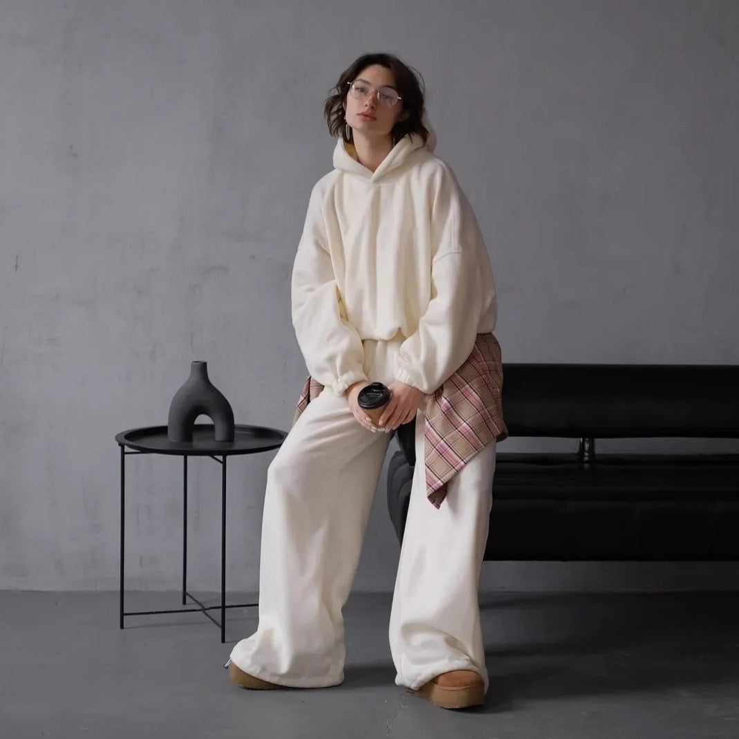 Damer avslappnad hoodie och vida joggingbyxor i mjuk fleece Mirla-Eva Jonsson