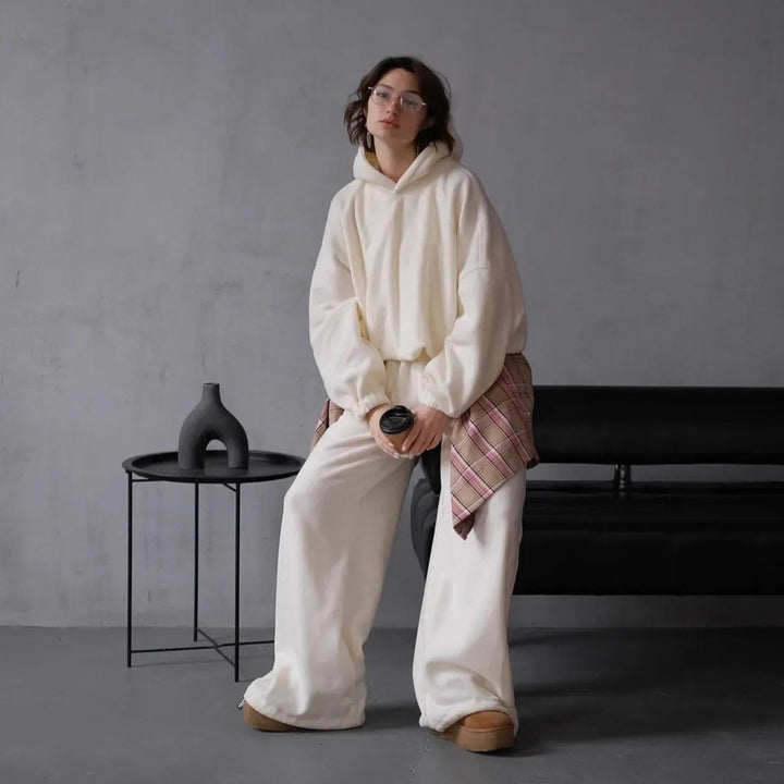 Damer avslappnad hoodie och vida joggingbyxor i mjuk fleece Mirla-Eva Jonsson