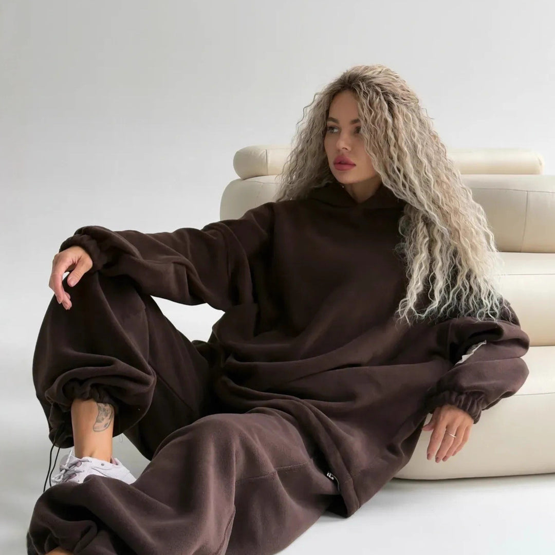 Damer avslappnad hoodie och vida joggingbyxor i mjuk fleece Mirla-Eva Jonsson