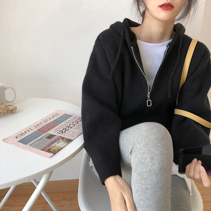Damer avslappnad hoodiejacka i mjukt stickat material med dragkedja Mirla-Eva Jonsson
