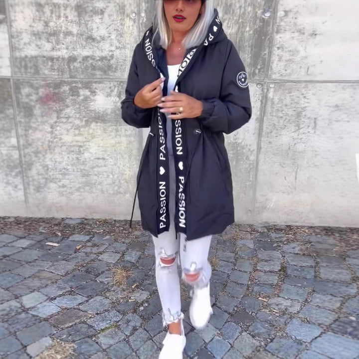 Damer avslappnad hoodiejacka med kontrasterande tryck Mirla-Eva Jonsson