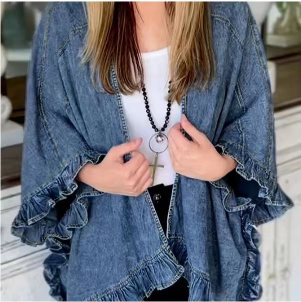 Damer avslappnad jeans-cape med voluminösa volangdetaljer Mirla-Eva Jonsson