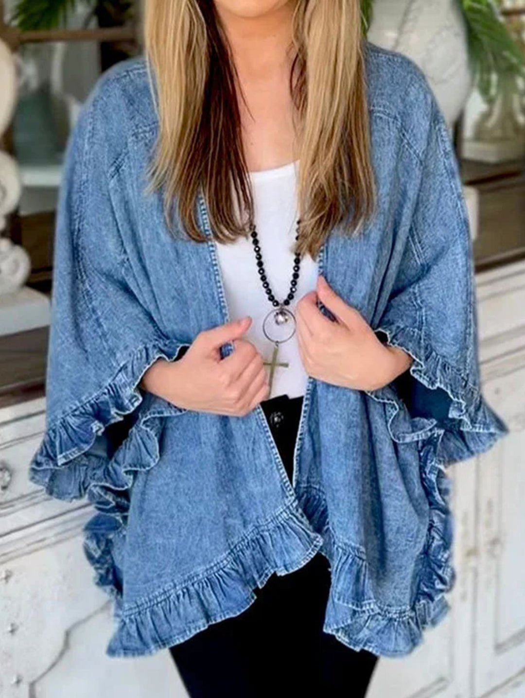 Damer avslappnad jeans-cape med voluminösa volangdetaljer Mirla-Eva Jonsson