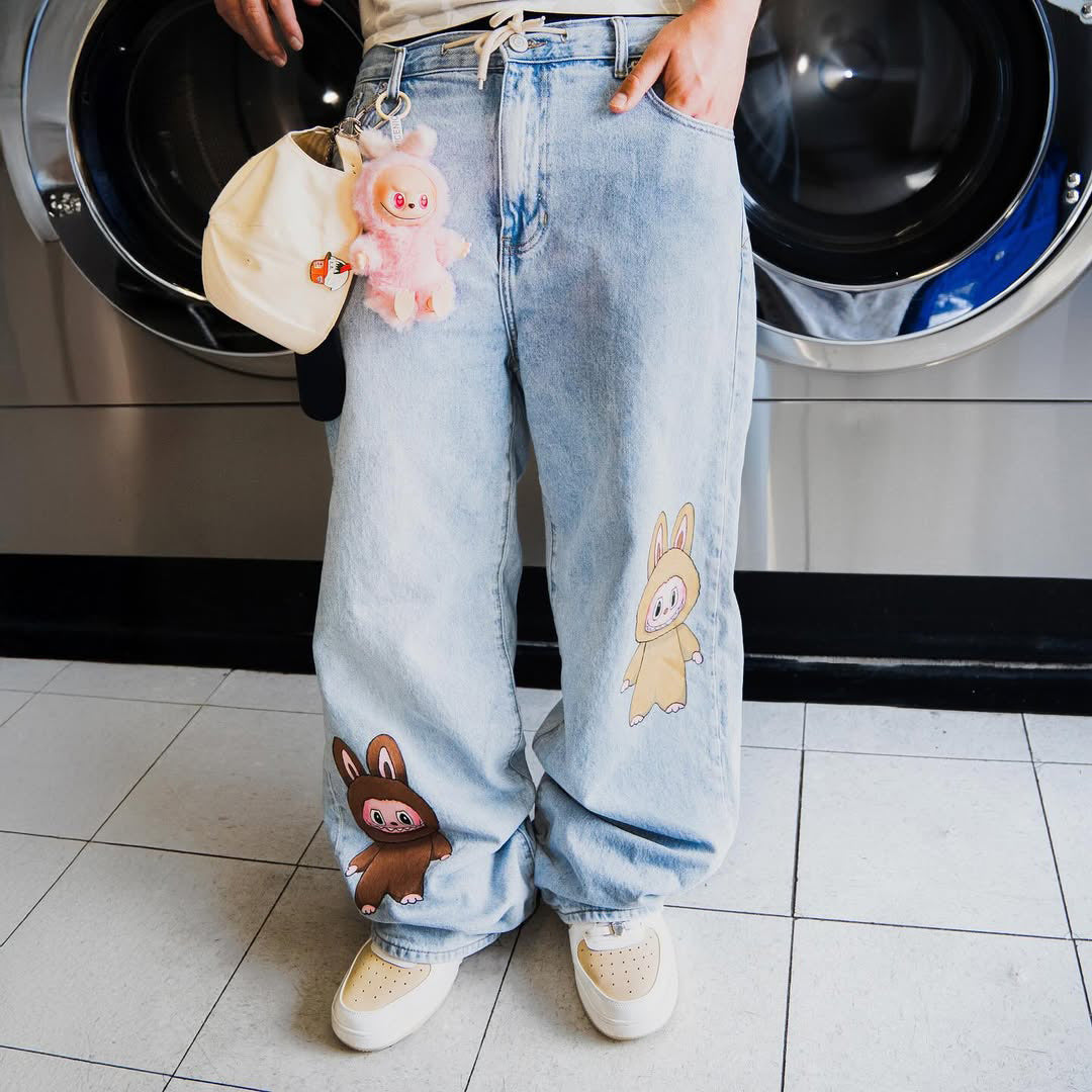 Damer avslappnad jeans med unikt djurmönster Mirla-Eva Jonsson