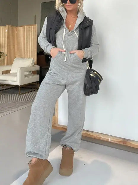 Damer avslappnad jumpsuit med djupt V-hals och huva Mirla-Eva Jonsson