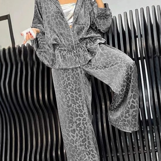 Damer avslappnad jumpsuit med trendigt leopardmönster och vid passform Eva Jonsson-Eva Jonsson