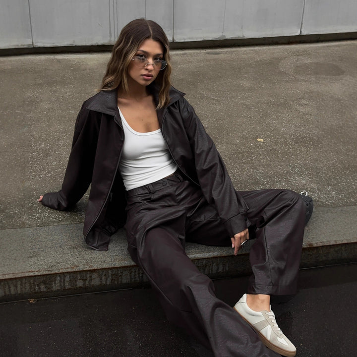 Damer avslappnad konstläder fritidsdräkt med oversized jacka och bekväma byxor Mirla-Eva Jonsson