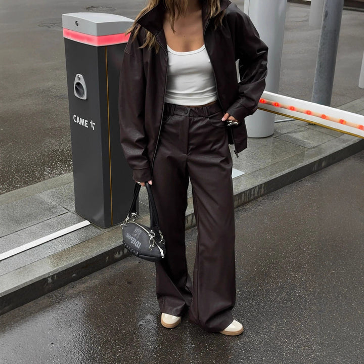 Damer avslappnad konstläder fritidsdräkt med oversized jacka och bekväma byxor Mirla-Eva Jonsson