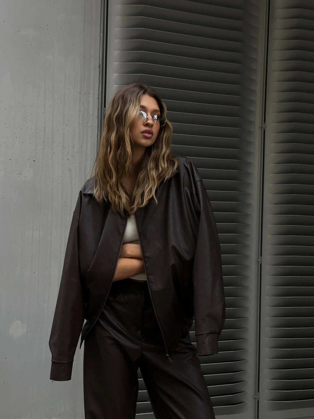 Damer avslappnad konstläder fritidsdräkt med oversized jacka och bekväma byxor Mirla-Eva Jonsson