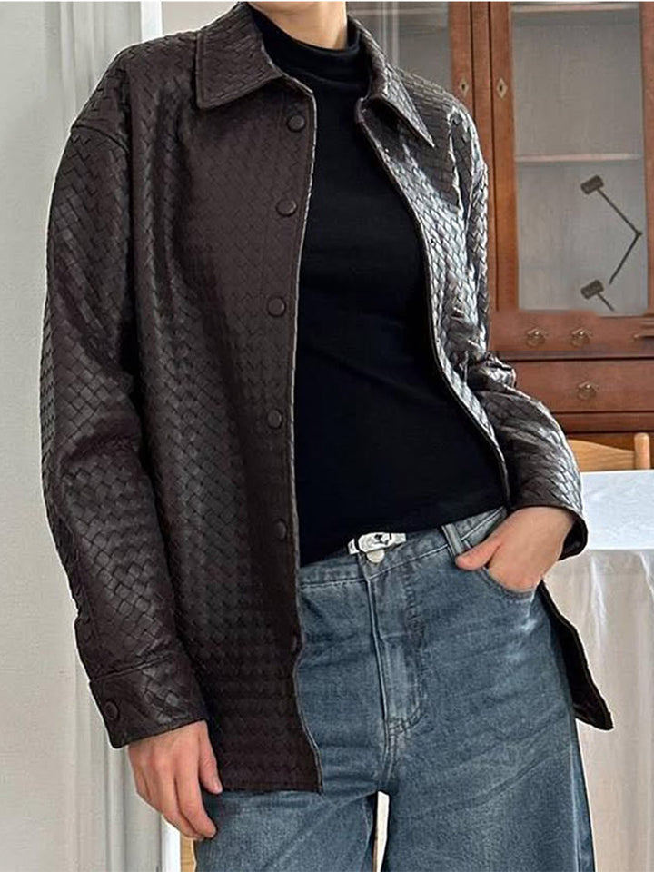 Damer avslappnad konstläderjacka med flätad design och praktiska tryckknappar Eva Jonsson-Eva Jonsson