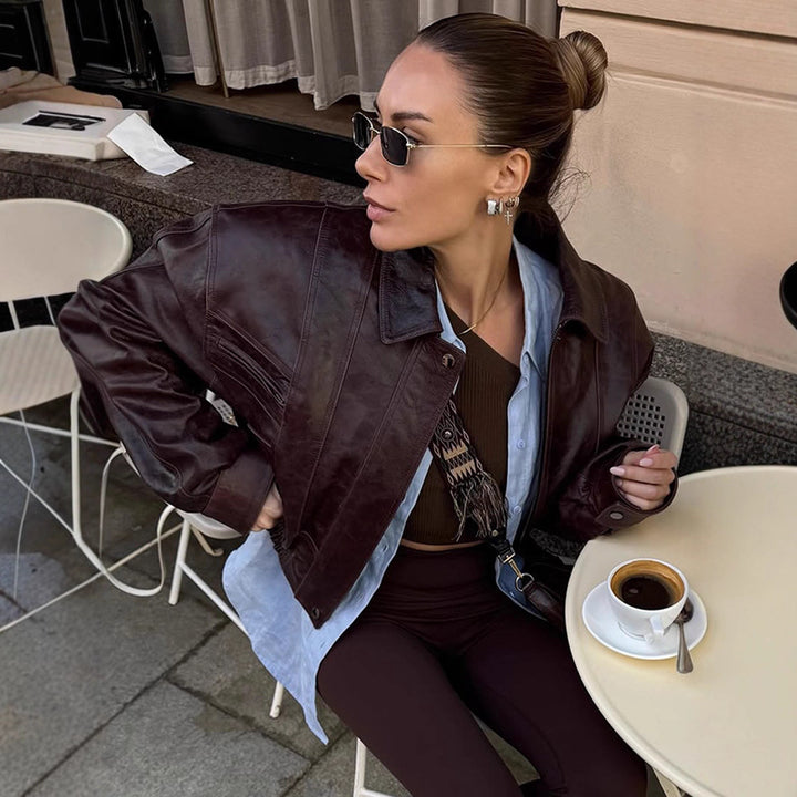 Damer avslappnad konstläderjacka med oversized snitt och praktiska fickor Eva Jonsson-Eva Jonsson