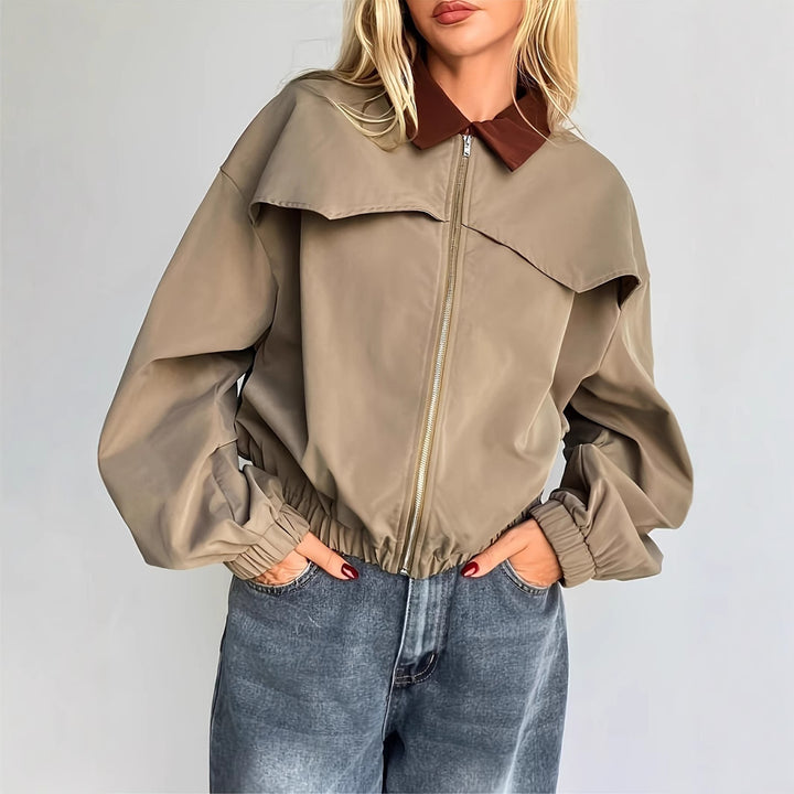 Damer avslappnad kort jacka med oversized skärning och kontrasterande krage Mirla-Eva Jonsson