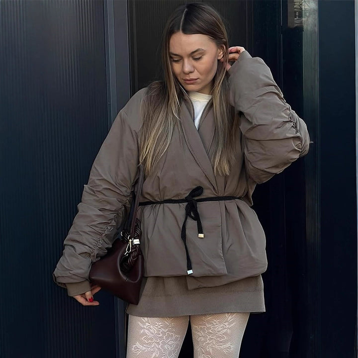 Damer avslappnad kortjacka med midjebälte och voluminösa ärmar Mirla-Eva Jonsson