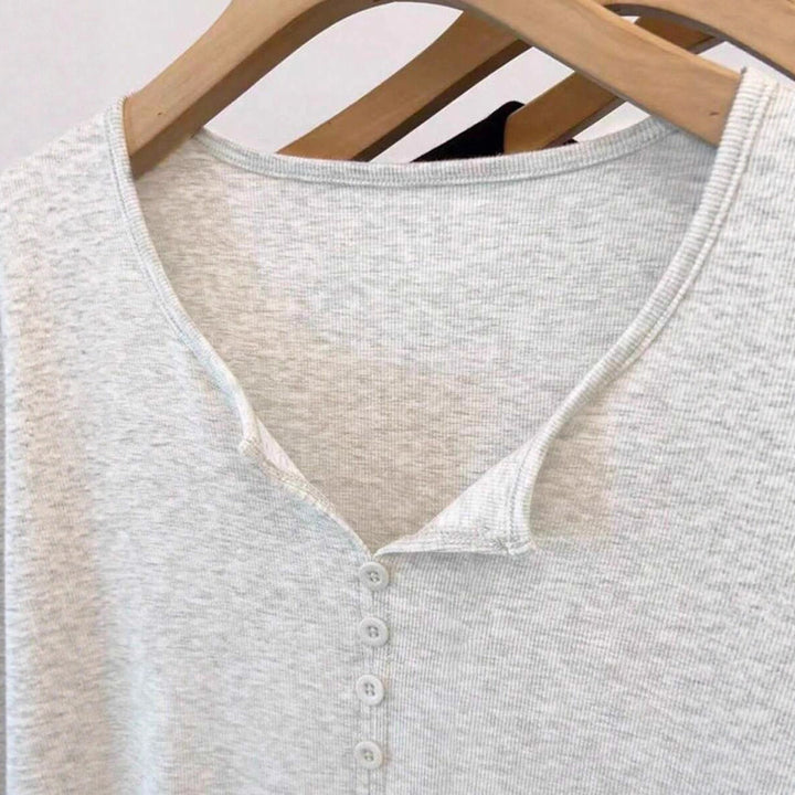 Damer avslappnad långärmad t-shirt med knappslå och rund halsringning Mirla-Eva Jonsson