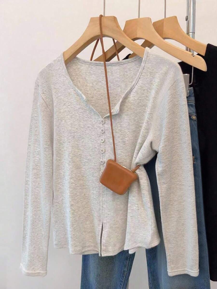 Damer avslappnad långärmad t-shirt med knappslå och rund halsringning Mirla-Eva Jonsson