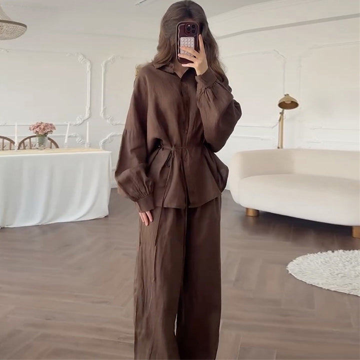 Damer avslappnad linne-loungewear-set med figursydd blus och vida byxor Mirla-Eva Jonsson