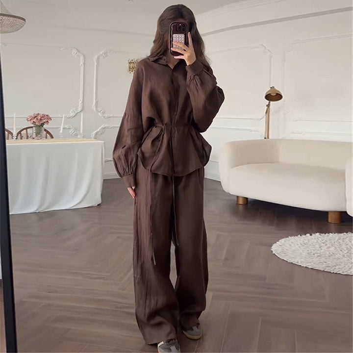 Damer avslappnad linne-loungewear-set med figursydd blus och vida byxor Mirla-Eva Jonsson