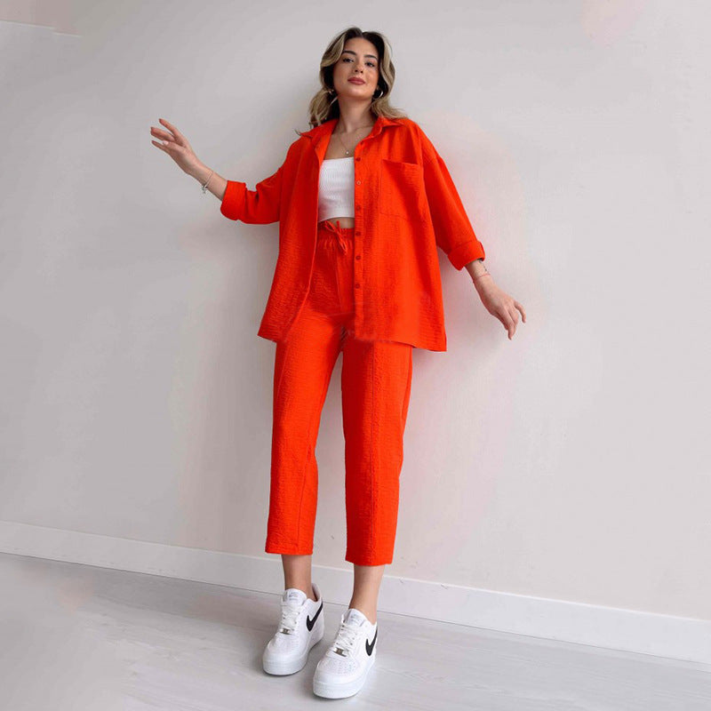 Damer avslappnad loungewear-kombination med lätt lin skjorta och elastiska byxor Mirla-Eva Jonsson