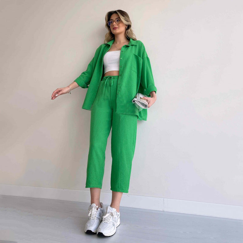Damer avslappnad loungewear-kombination med lätt lin skjorta och elastiska byxor Mirla-Eva Jonsson