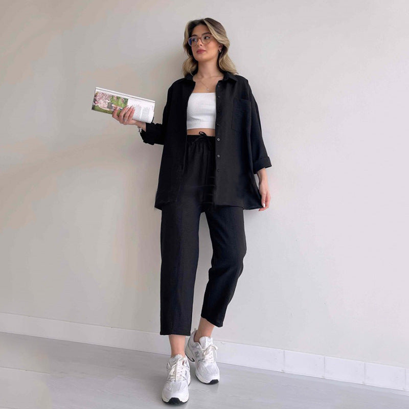 Damer avslappnad loungewear-kombination med lätt lin skjorta och elastiska byxor Mirla-Eva Jonsson